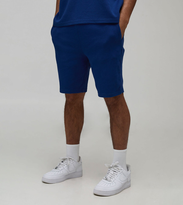 شورت وافل بقصة ضيقة وخصر متوسط