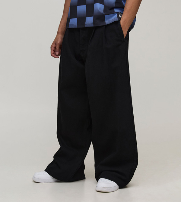 جينز واسع بكسرات امامية