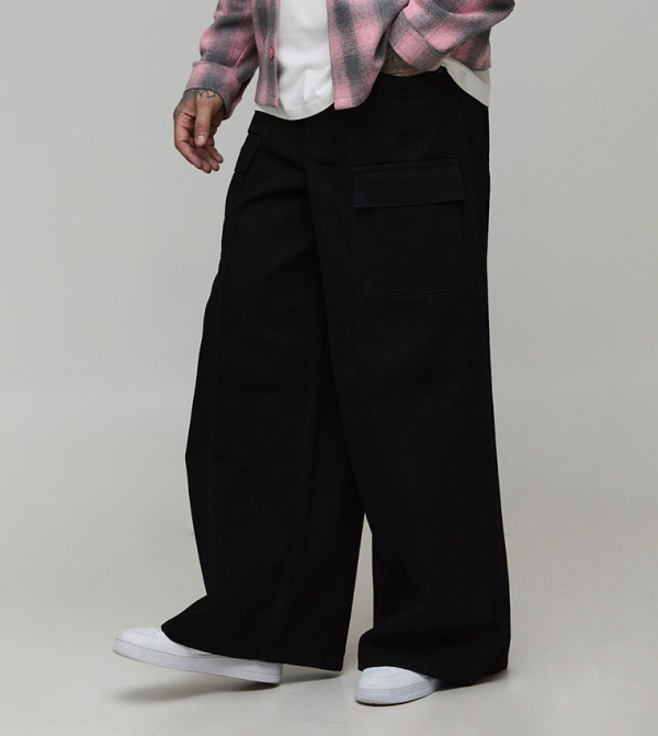 جينز كارغو واسع مغسول بجيوب وكسرات عند الركبة للمقاسات الطويلة