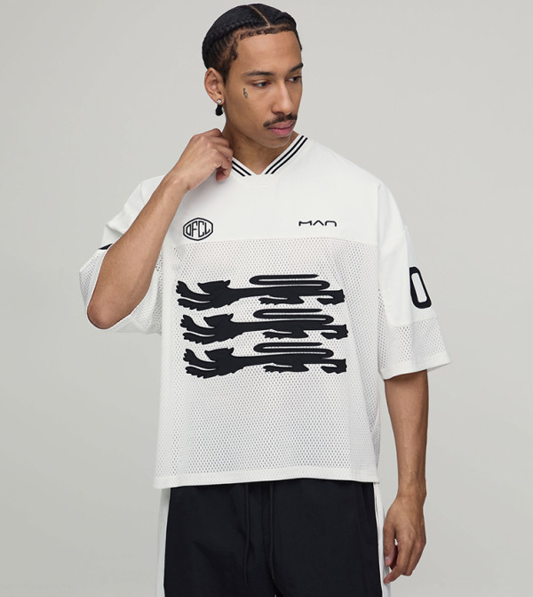 تيشيرت بيسبول بقبة V وتفاصيل باتش