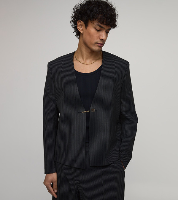 طقم قميص ضيق بكم قصير وبنطلون بقصة مفصلة 