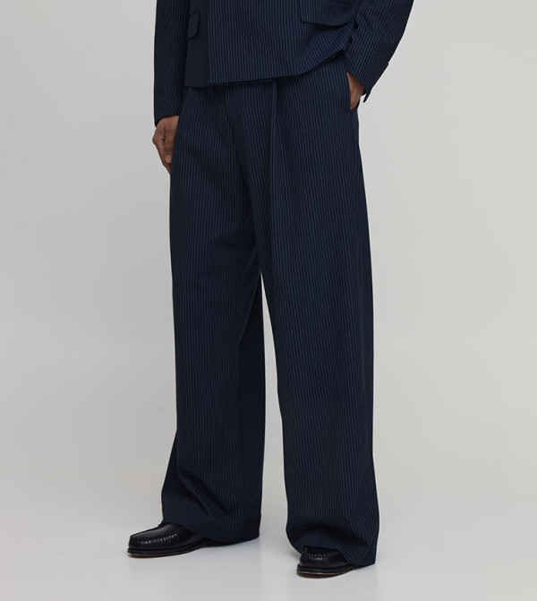 بنطلون مخطط بقصة مريحة