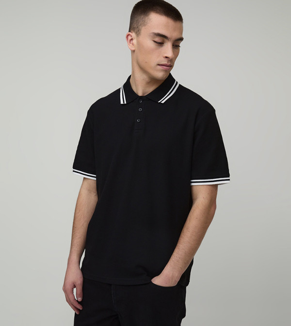 تيشيرت بولو بيكيه بكم قصير وحواف متباينة