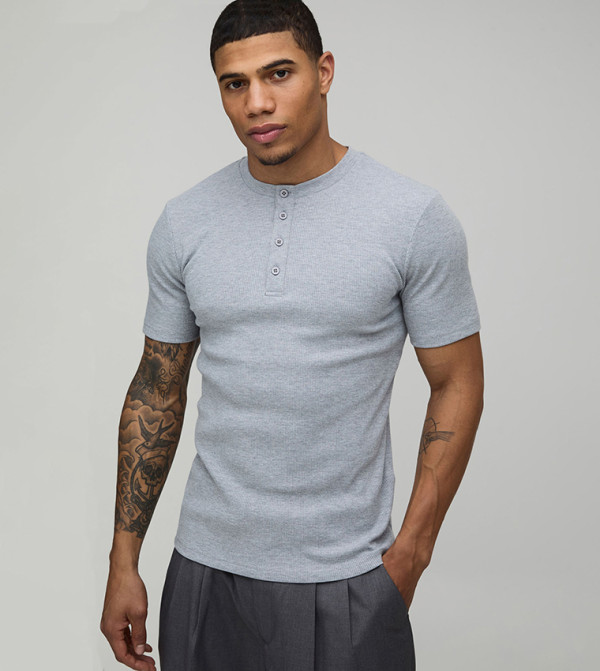 تيشيرت بكم قصير وقبة هنلي 