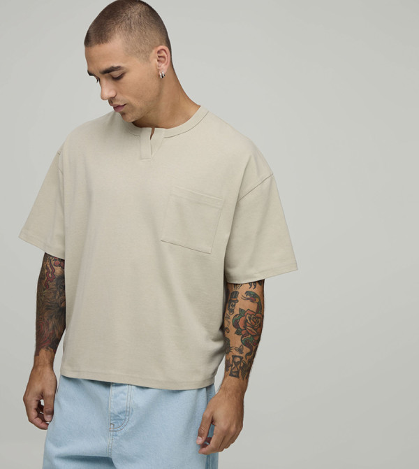 تيشيرت اوفرسايز بقبة V بجيب