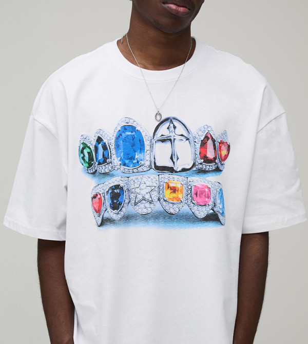 تيشيرت أوفرسايز بقبة دائرية بطبعة