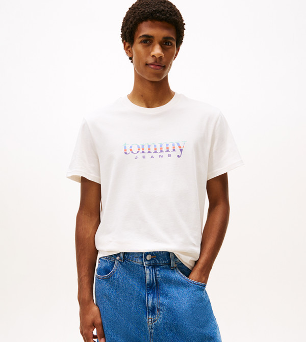 تيشيرت بقبة مستديرة بطبعة شعار