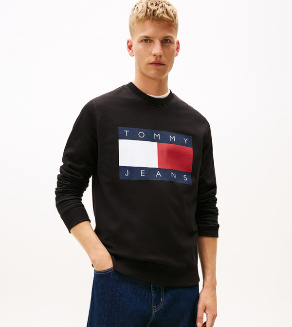 سويتشيرت بقبة مستديرة بطبعة شعار تومي