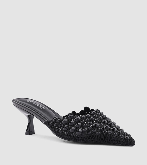 حذاء بمقدمة مدببة 