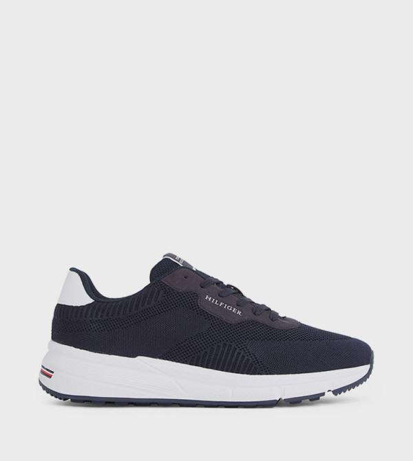 Lightweight Round Toe Runner Sneakers