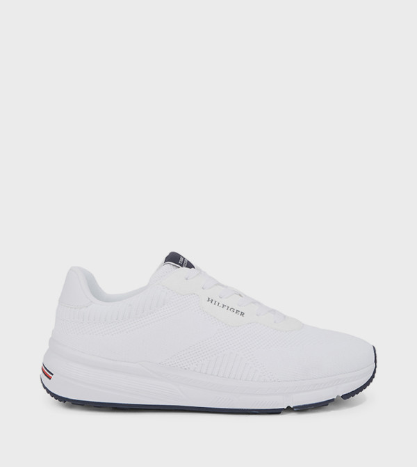 Lightweight Round Toe Runner Sneakers