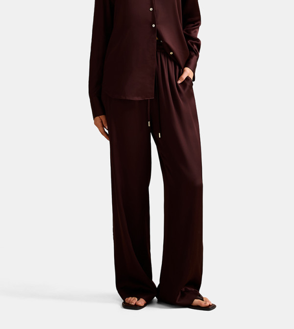 بنطال واسع برباط على الخصر