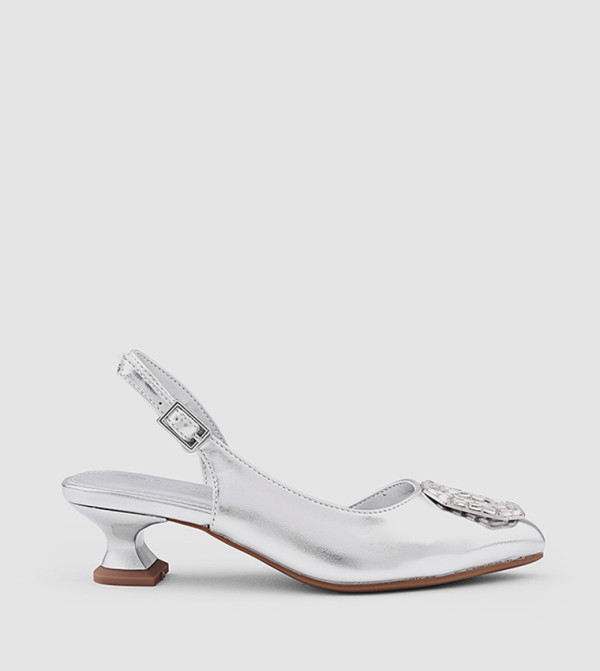 حذاء بمقدمة مدببة بحزام خلفي 