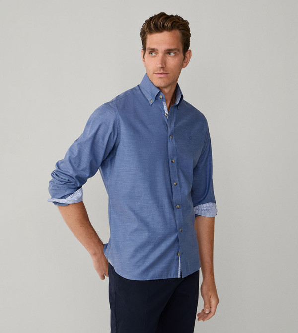 قميص بقصة كلاسيكية وقبة مثبتة بأزرار 