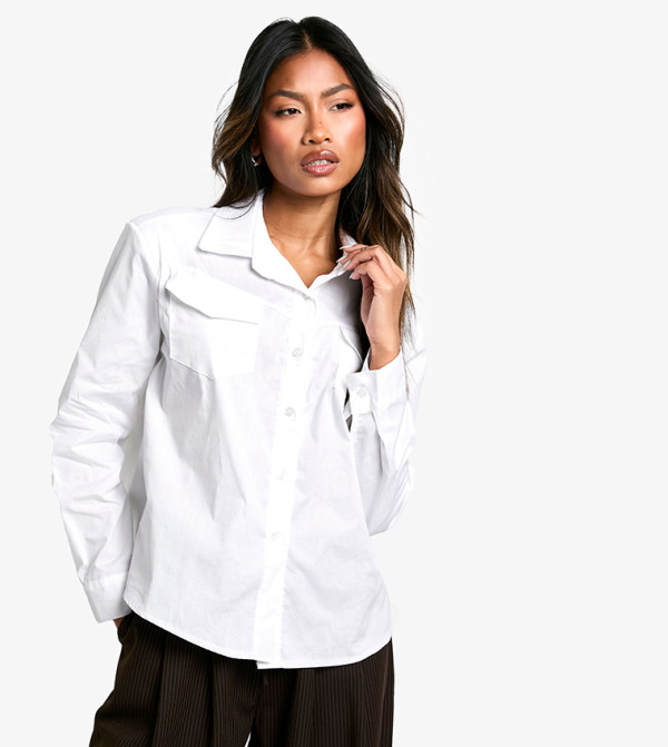 قميص بأكتاف مبطنة 