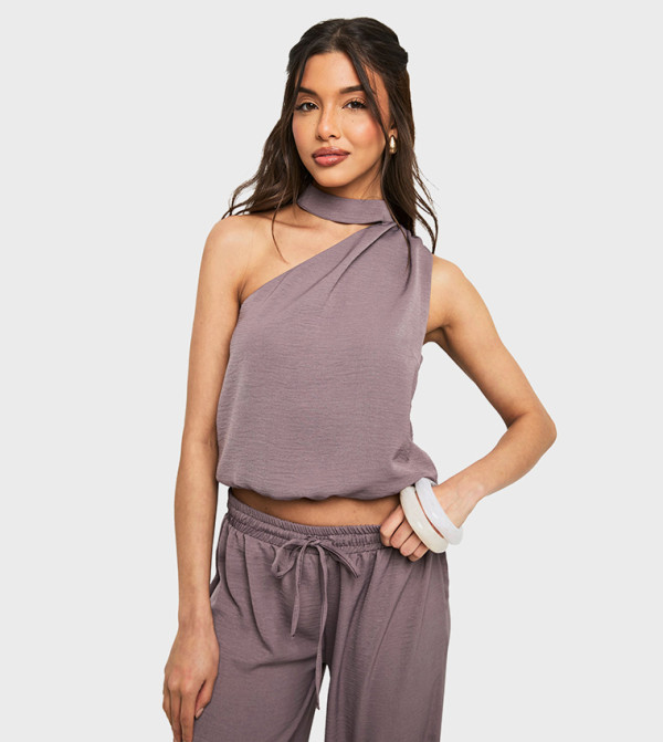 توب قصير بكتف مكشوف 