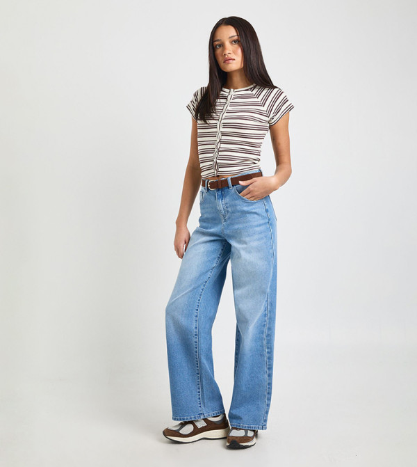 بنطلون جينز واسع بحزام جلد صناعي