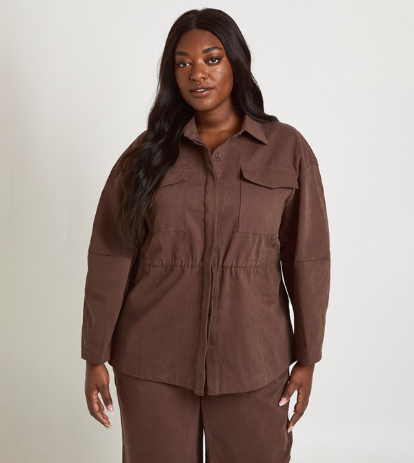 قميص بقبة بخصر مزموم للمقاسات الكبيرة