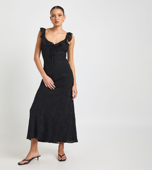 فستان مزين بالورود بحمالات