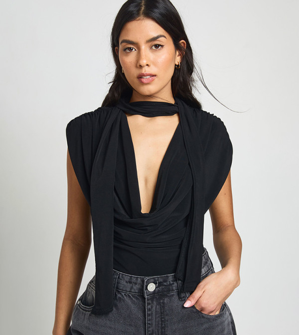 باديسوت بطبقات مزدوجة بوشاح مجعد عند الكتف