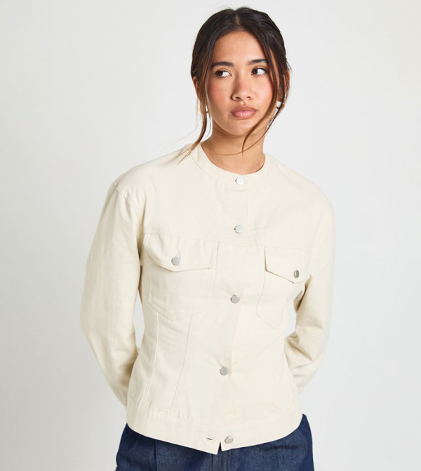 قميص بدون قبة بقصة ضيقة