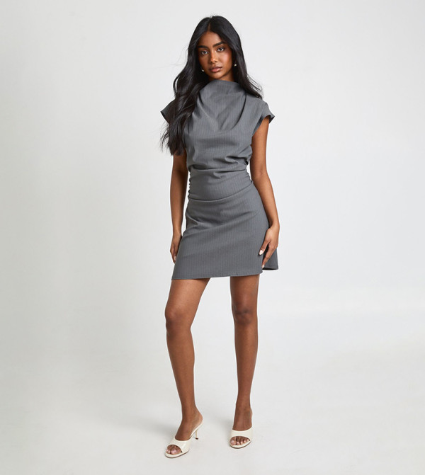 فستان كم قصير بقبة عالية 