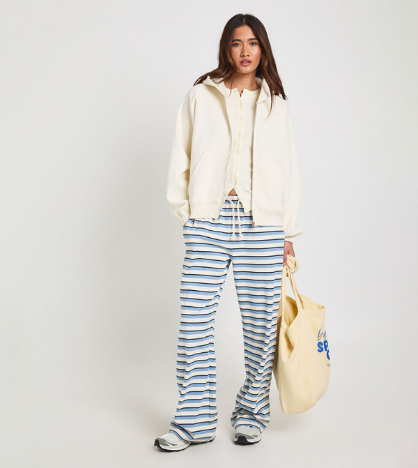 جاكيت بهودي وسحاب كامل بكم راجلان بقصة مربعة