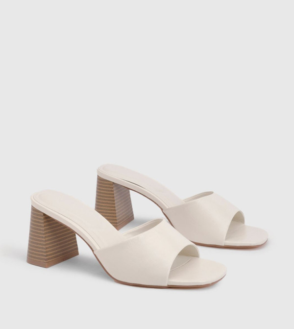 صندل كعب عريض 