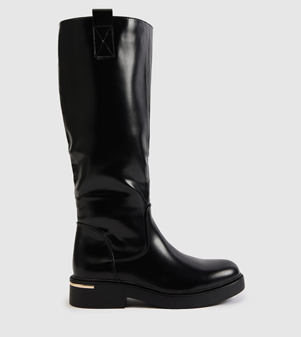 بوت طويل بإكسسوار معدني 