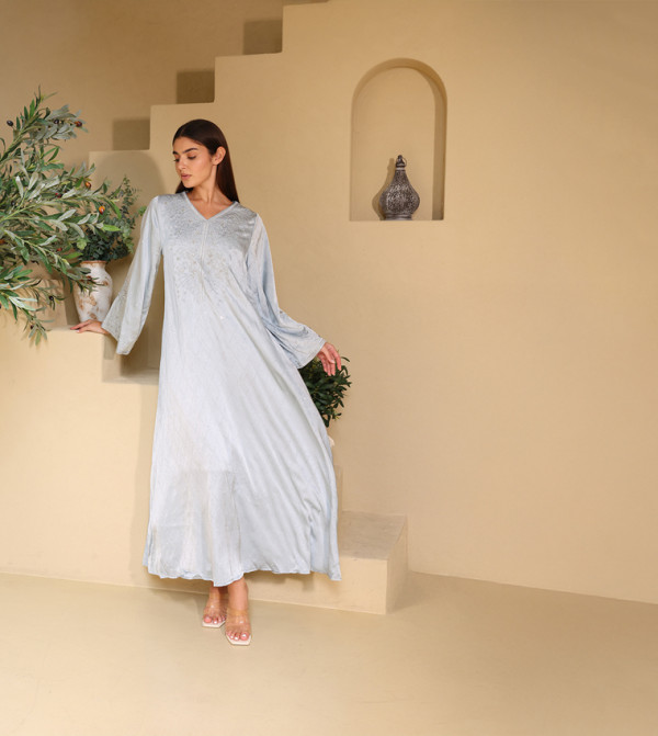 جلابية مطرزة ومزينة بكريستال 