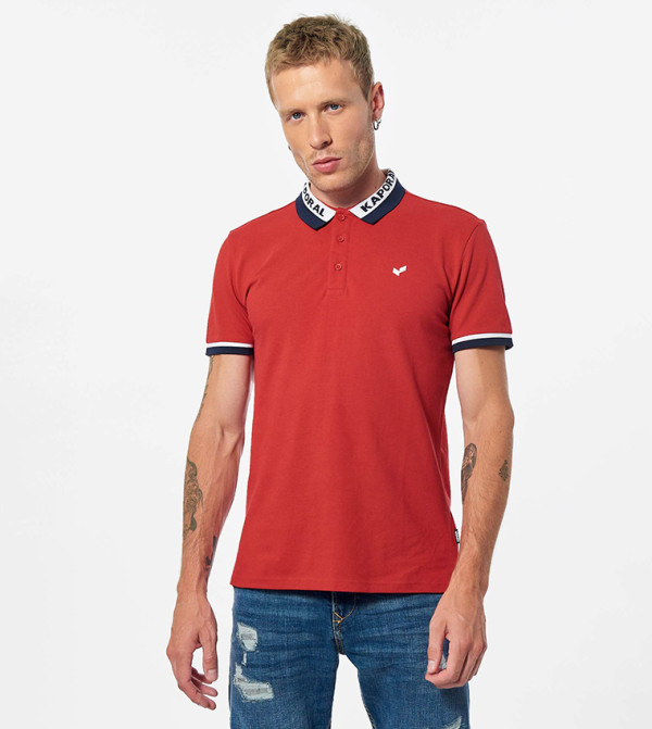 تيشيرت بولو بطبعة العلامة التجارية وأكمام قصيرة 