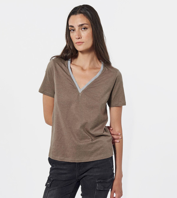 تيشيرت بياقة V وحواف ملونة