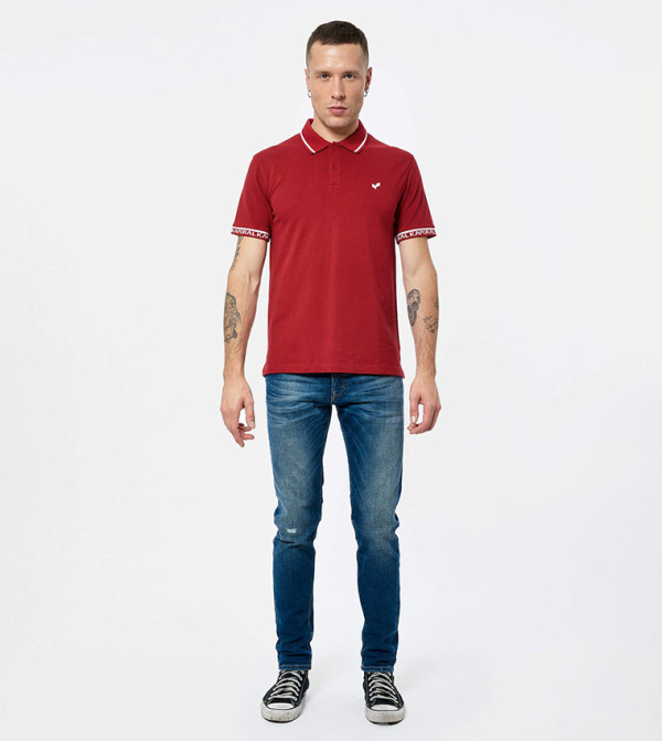 تيشيرت بولو بشعار الماركة وبأكمام قصيرة