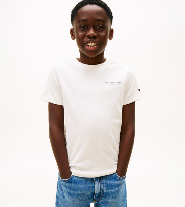 تيشيرت بقبة مستديرة بشعار مطرز