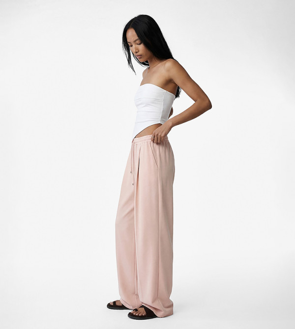 بنطلون واسع برباط على الخصر