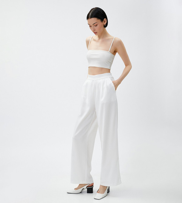 بنطال بقصة ساق واسعة وبخصر عالي