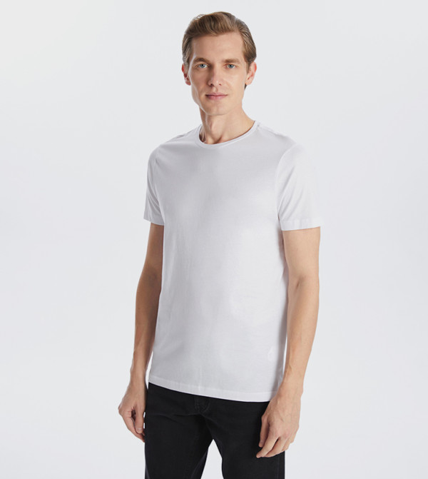 تيشيرت بياقة مستديرة