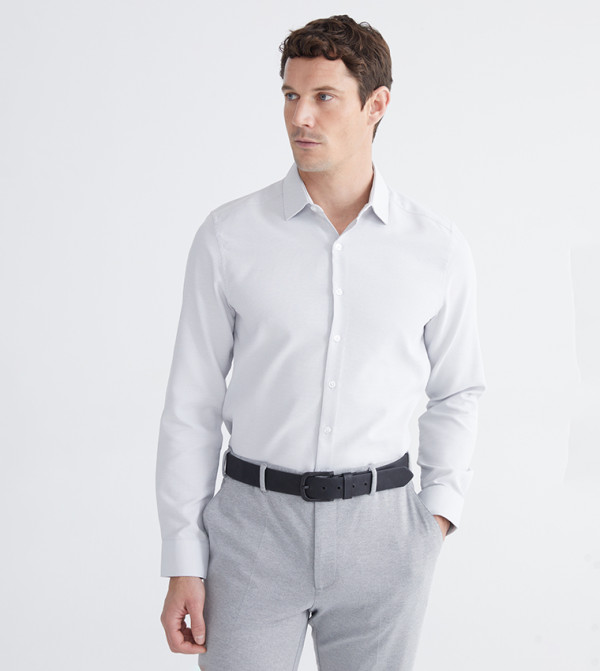 قميص دوبي بقصة ضيقة وكم طويل 