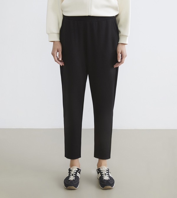 بنطلون بخصر مرن وقصة ضيقة 