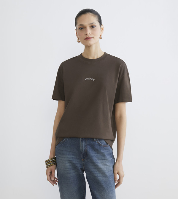 تيشيرت مطرز بقبة مستديرة