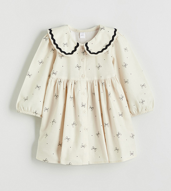 فستان كم طويل بقبة بيتر بان ونقشة