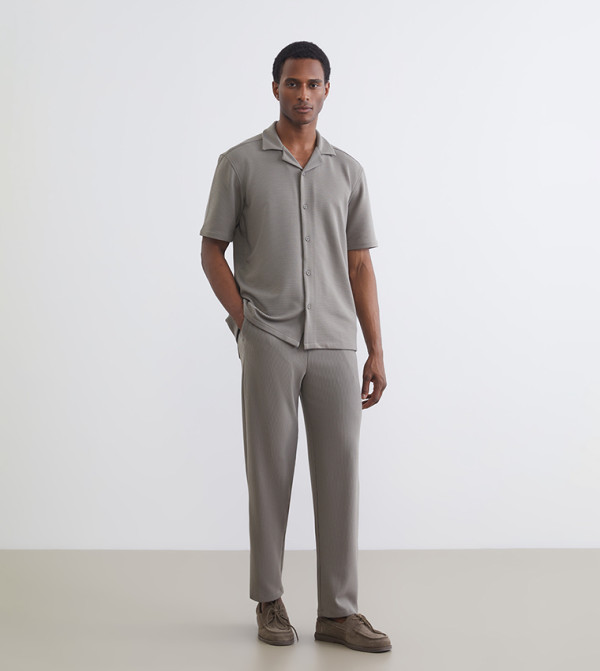 بنطلون بقصة عادية بقبة مرنة