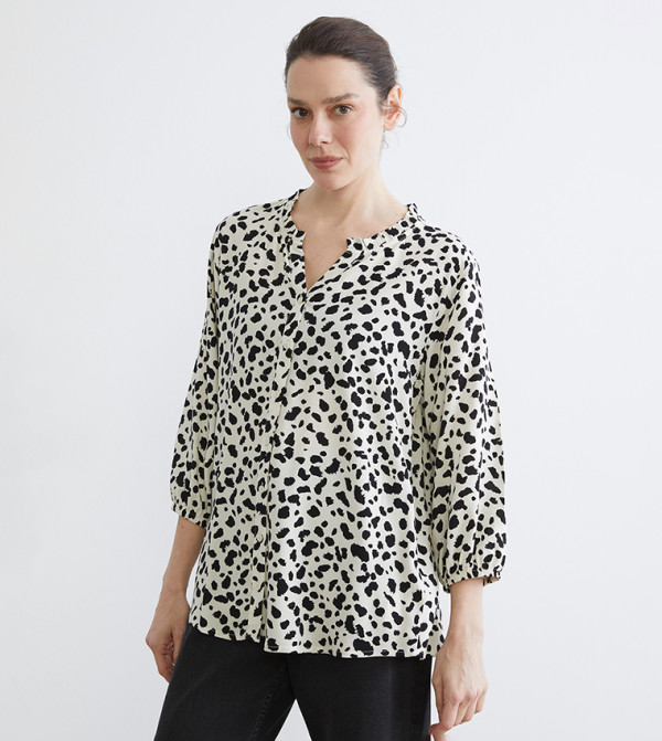 قميص بطبعة وياقة عالية