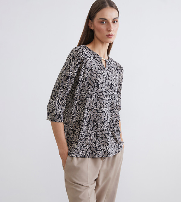 توب نسائي بقبة بفتحة صغيرة بنقشة