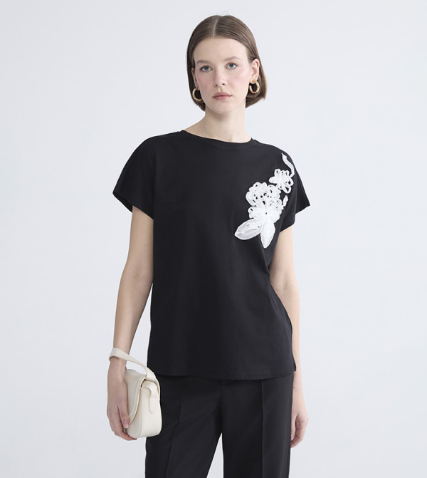 Appliqued Short Sleeves T-Shirt