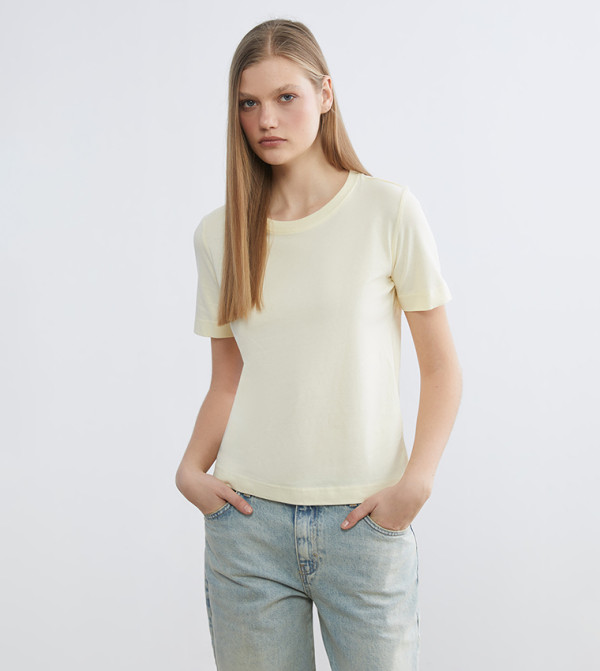 تيشيرت بقبة مستديرة وكم قصير