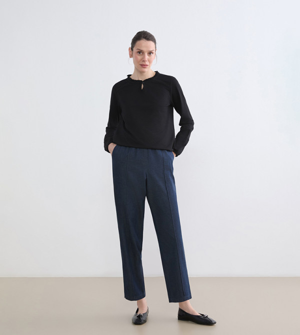 جينز مغسول بقصة عادية