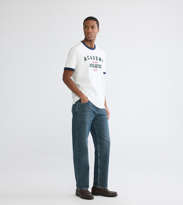 جينز مغسول بقصة مريحة