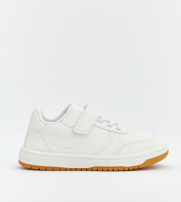 سنيكرز بحزام فليكرو بمقدمة مستديرة