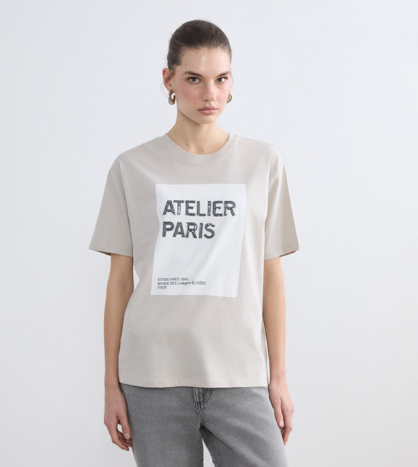 تيشيرت اوفرسايز بكم قصير وطبعة